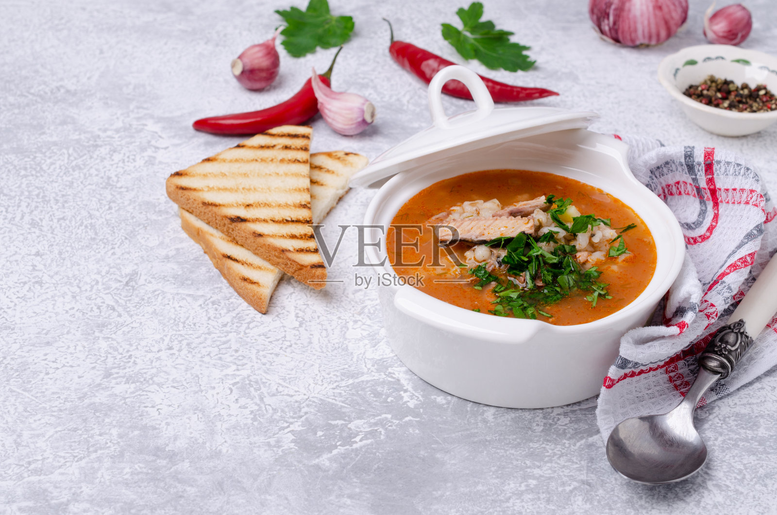 番茄鱼汤照片摄影图片