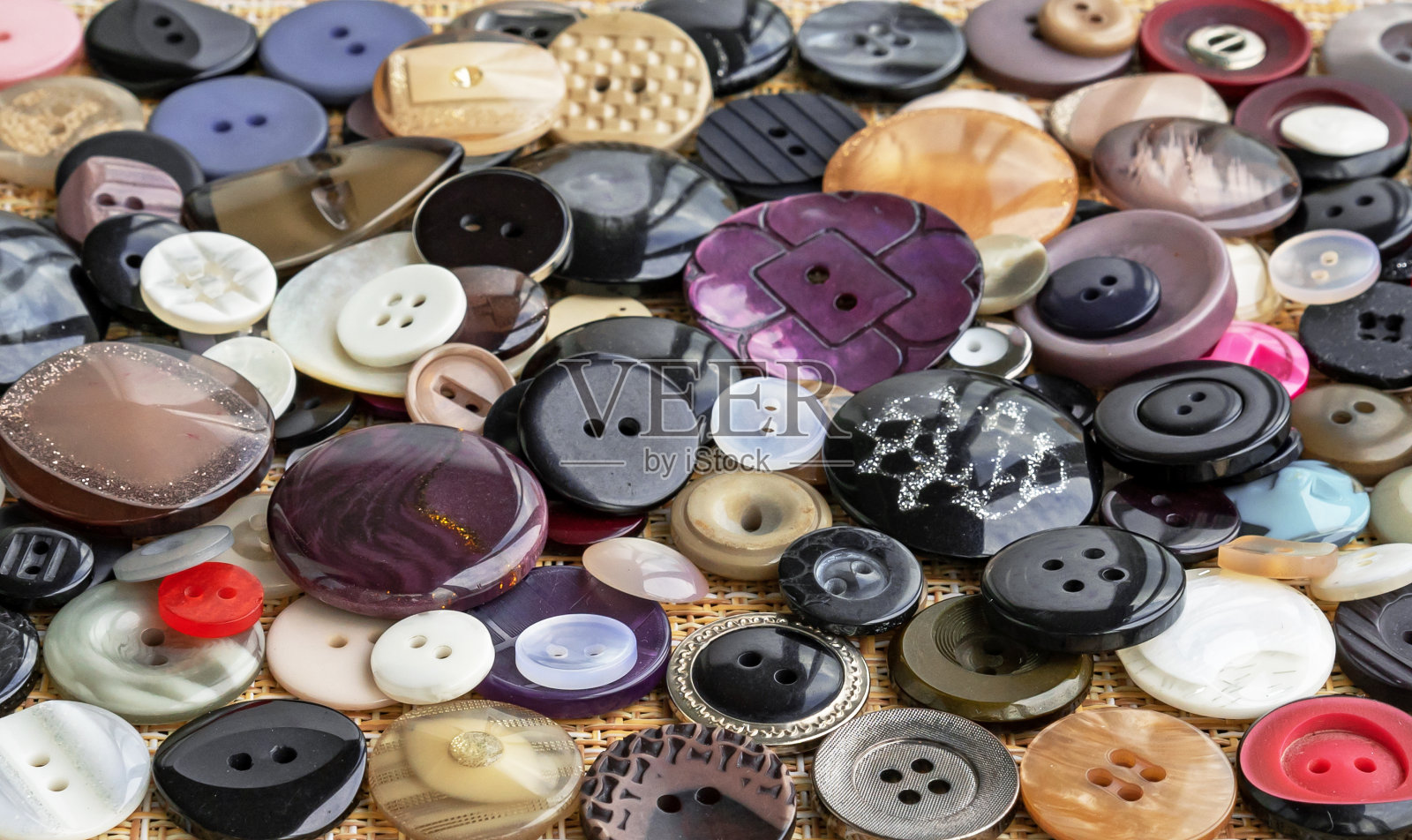 衣服纽扣的背景。不同形状和大小的按钮。照片摄影图片