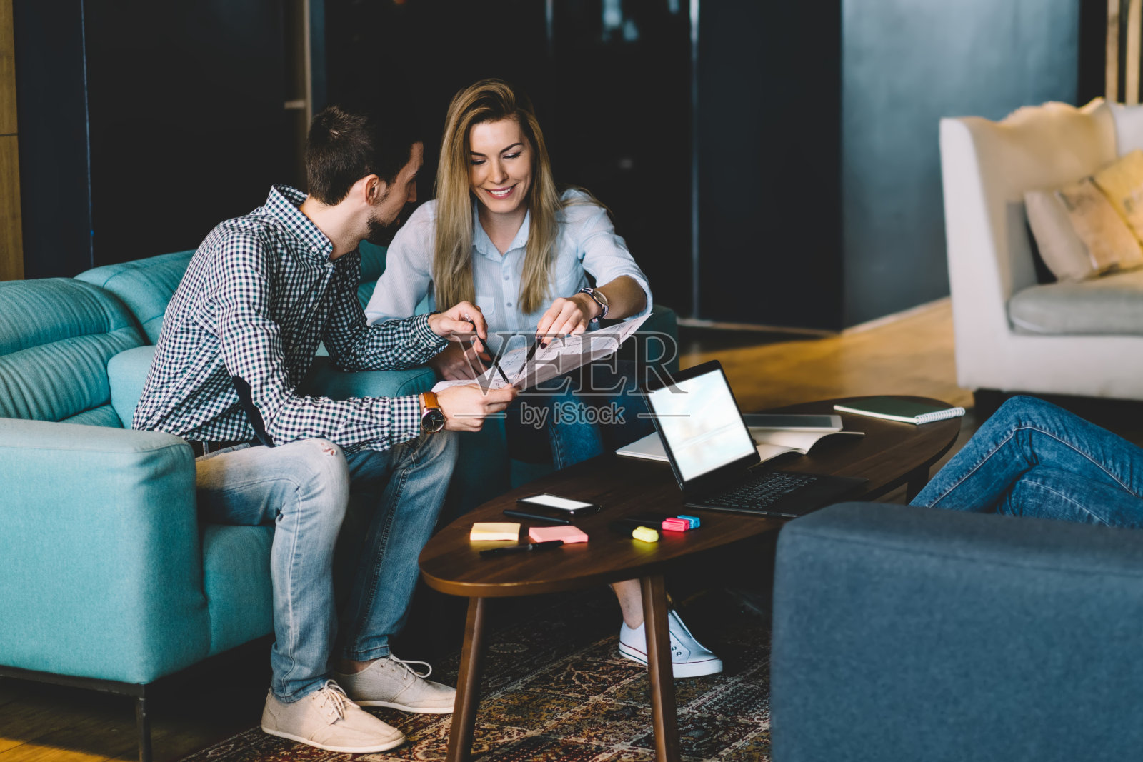 团队的专业设计师在一起富有成效地工作,为成功的项目分享意见和想法,男女员工坐在共同的工作空间互相咨询照片摄影图片