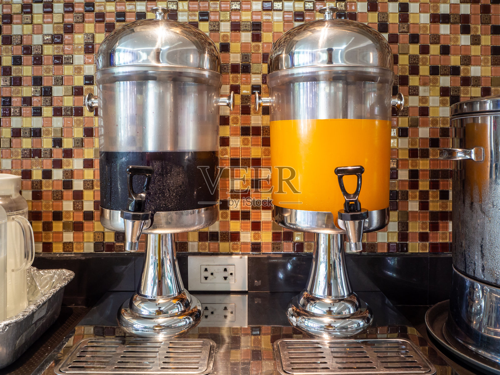 果汁机,咖啡和茶水在自助早餐柜台在酒店照片摄影图片