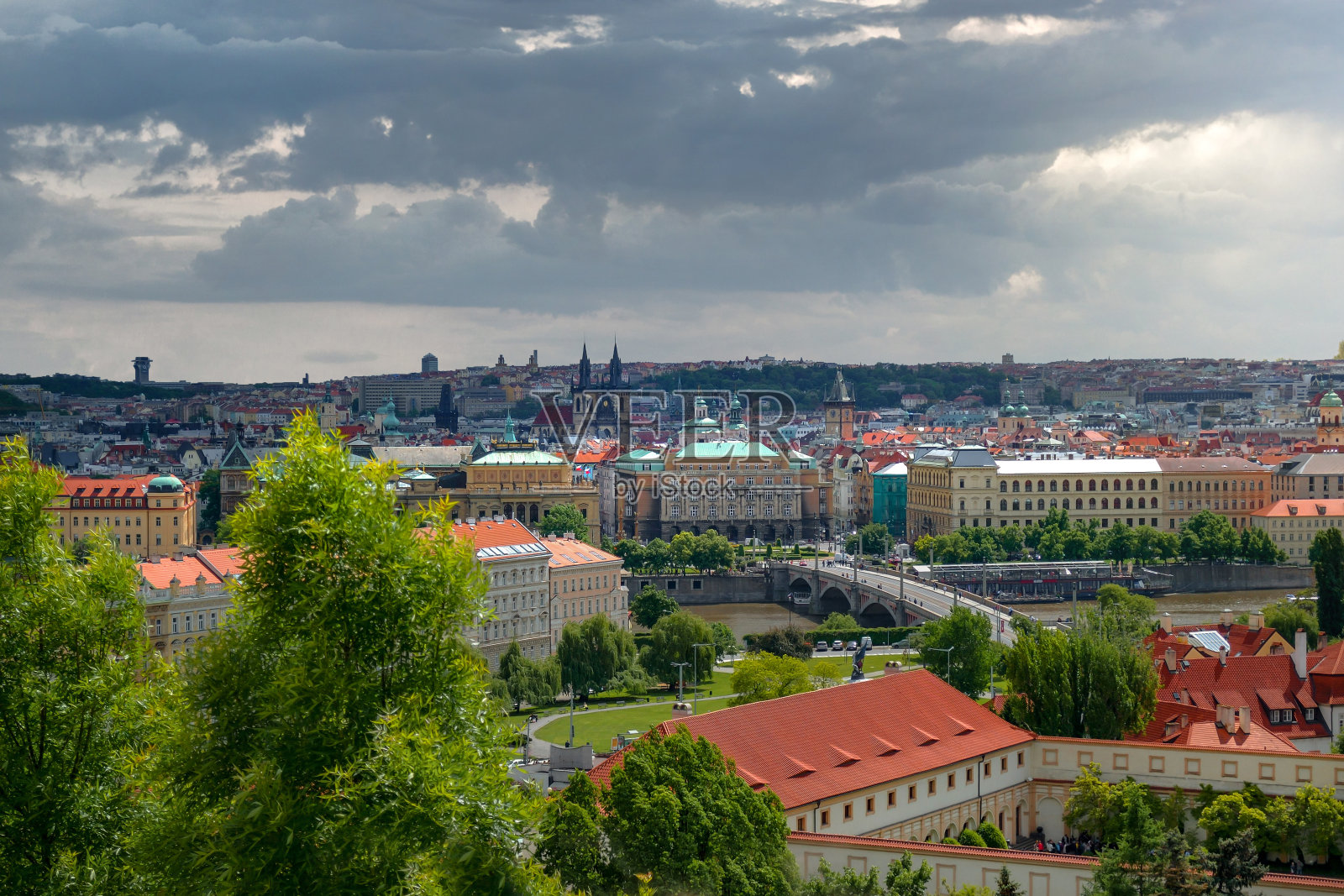 布拉格历史中心的全景,桥梁和伏拉瓦河在阴天照片摄影图片