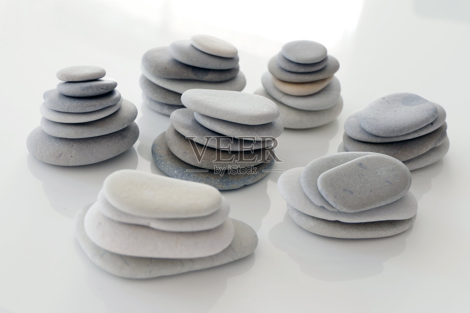 圆形的石头孤立在白色的背景照片摄影图片