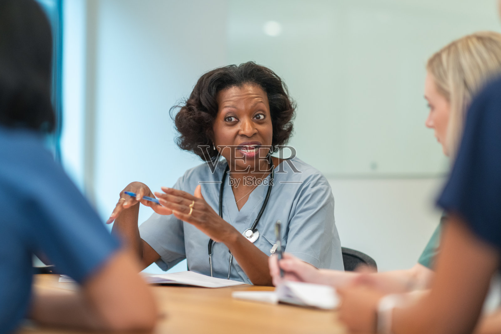 医疗队开会照片摄影图片