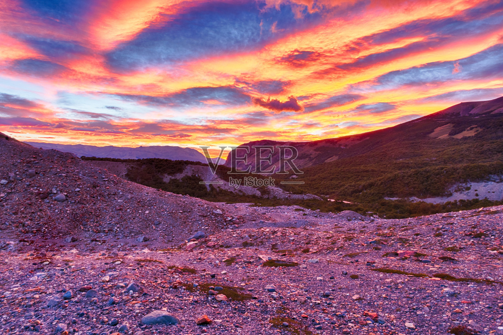拉古纳托瑞山上的火辣辣的云照片摄影图片
