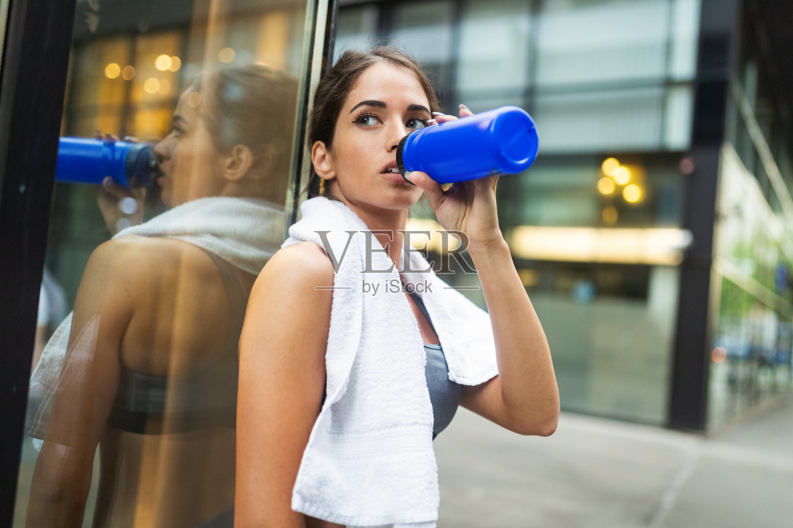 年轻的运动女孩正在从锻炼中休息照片摄影图片