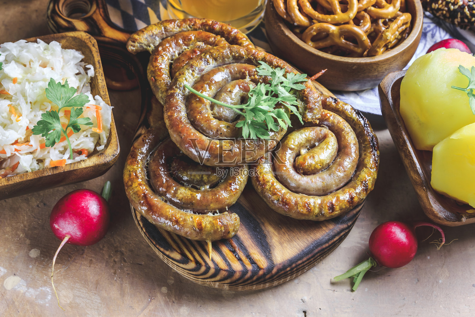 慕尼黑啤酒节的大餐,有香肠和啤酒照片摄影图片