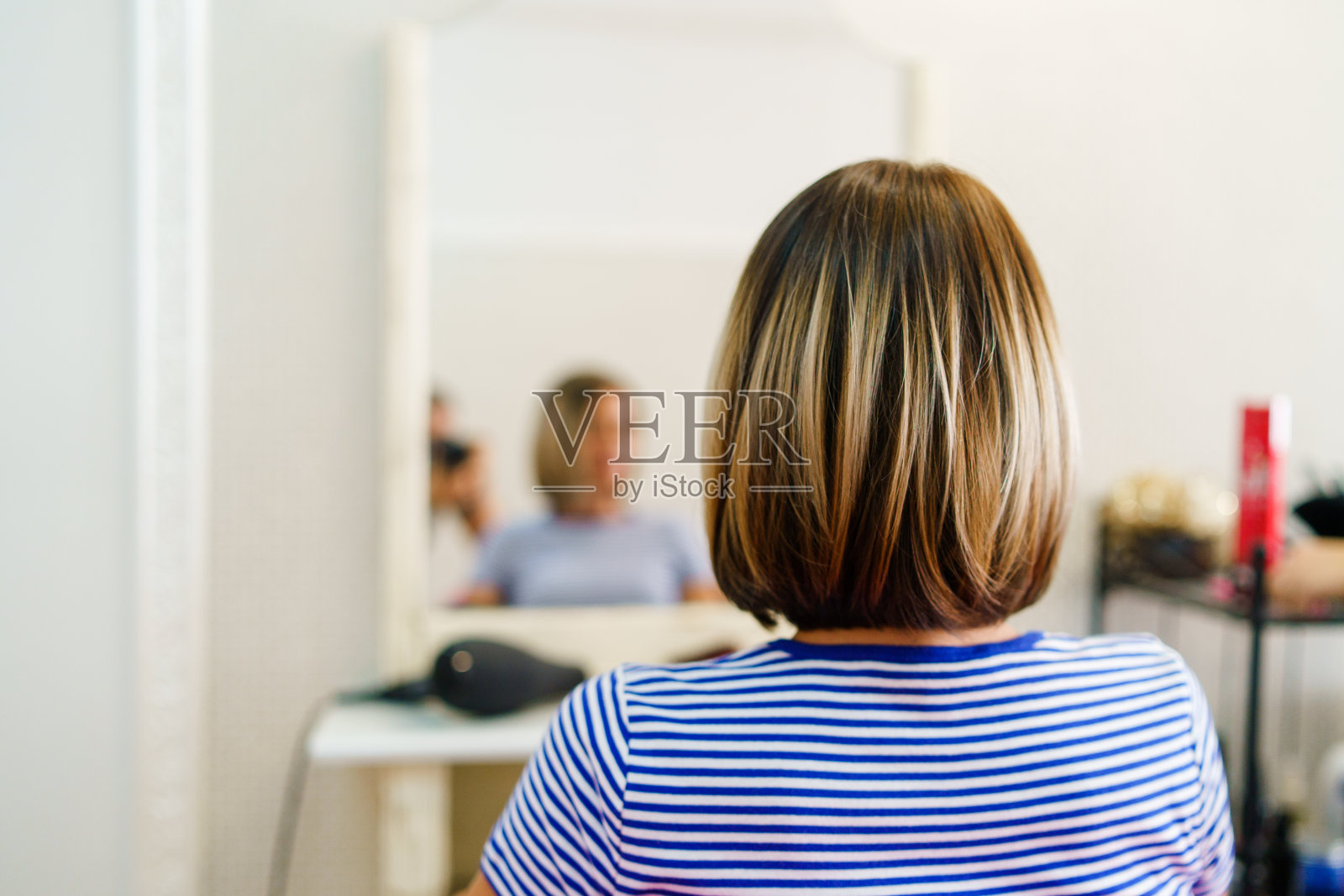 后视图的女人的头和头发造型后,在美发沙龙照片摄影图片