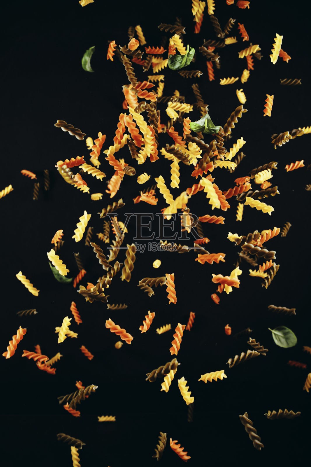 三色通心粉通心粉食品爆炸照片摄影图片