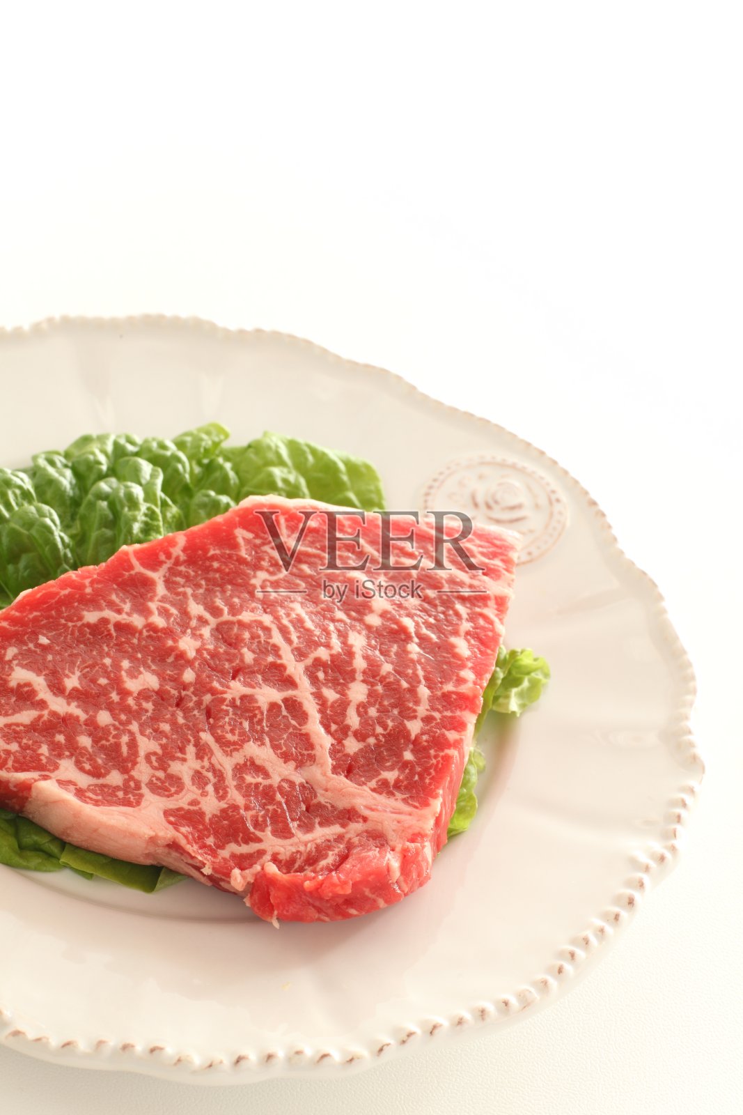 新鲜牛排加莴苣照片摄影图片