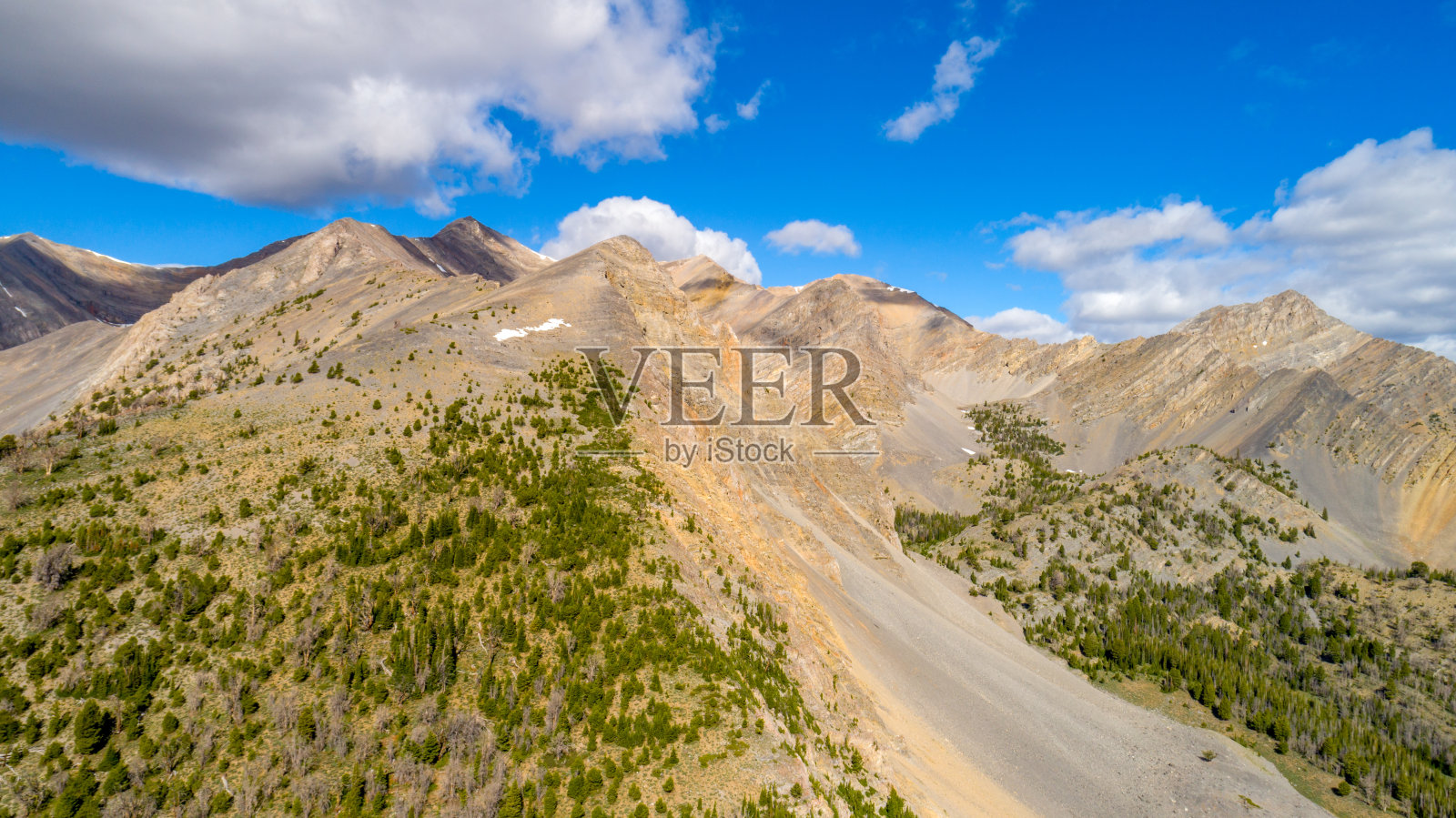 爱达荷州中部高高的落基山脉上飘着白云照片摄影图片
