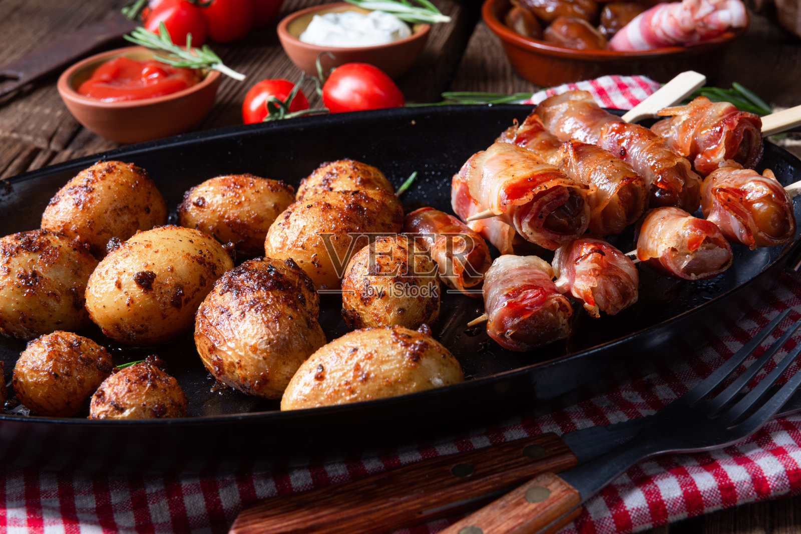 乡下枣包培根和嫩烤土豆。照片摄影图片