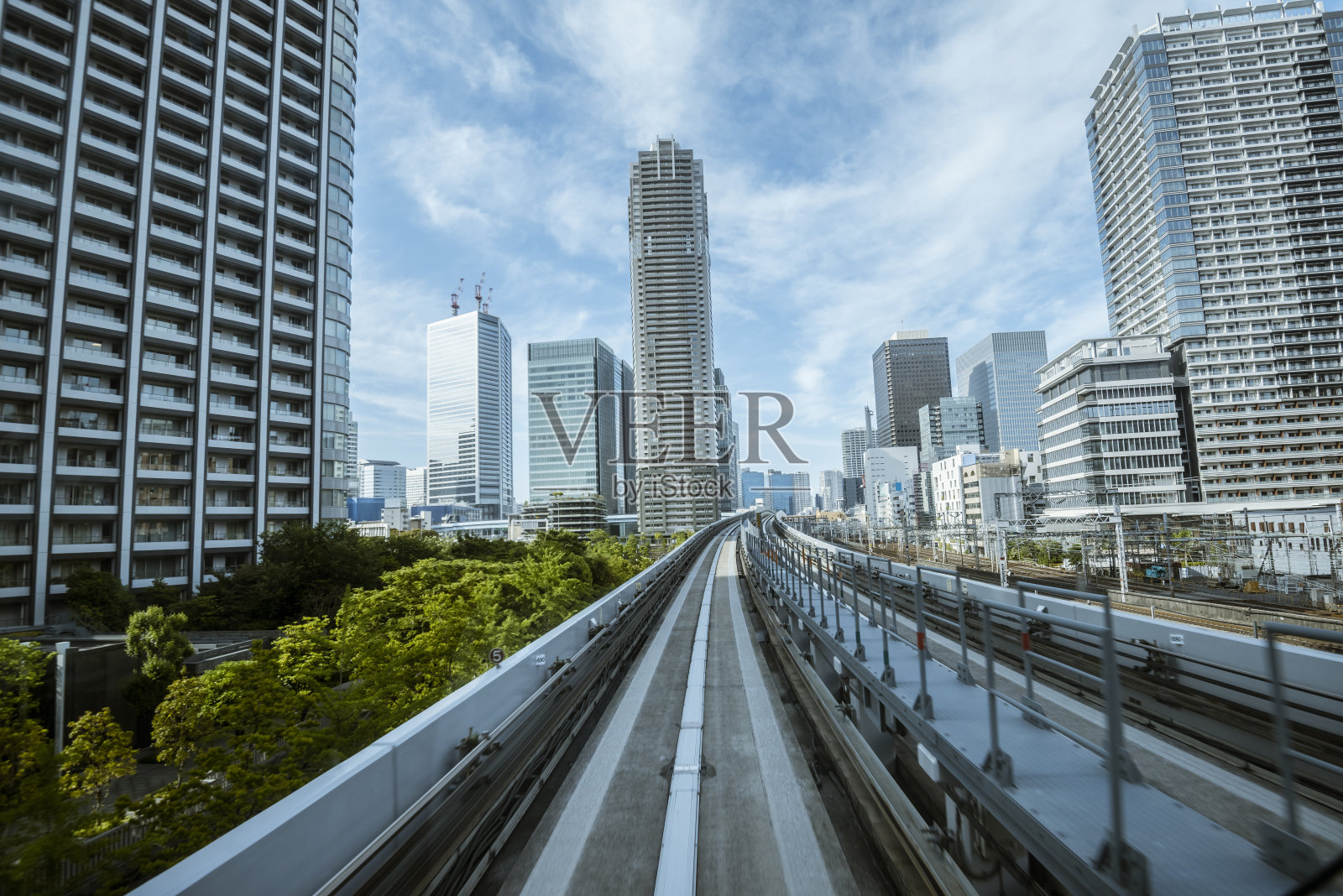 东京单轨空中列车上的城市景观照片摄影图片