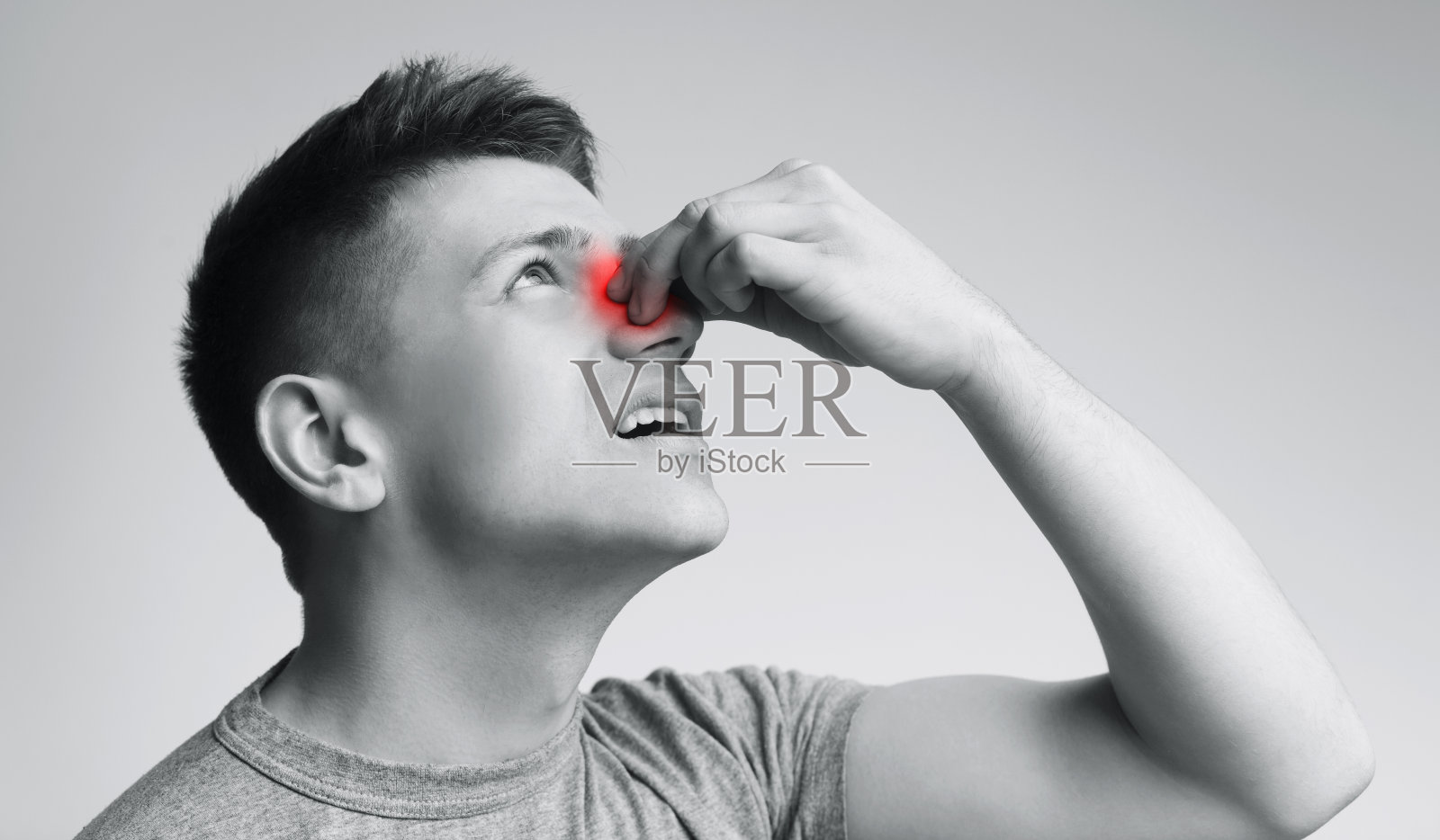 年轻人鼻子流血,黑人和白人照片摄影图片