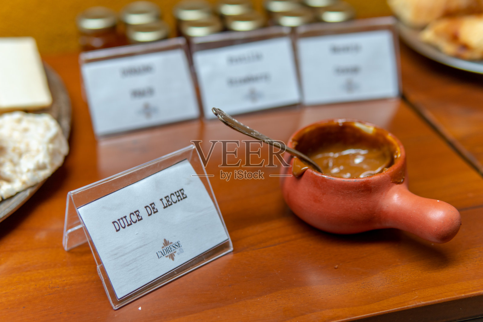 牛奶和果酱照片摄影图片