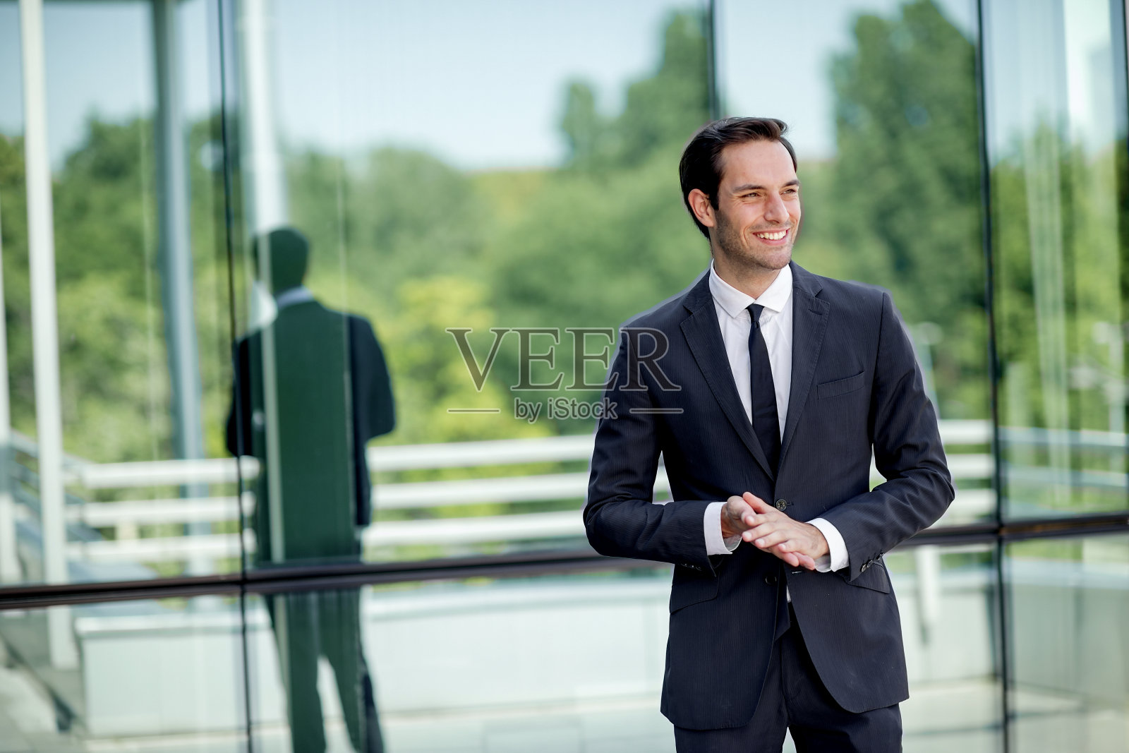 年轻的微笑的商人照片摄影图片