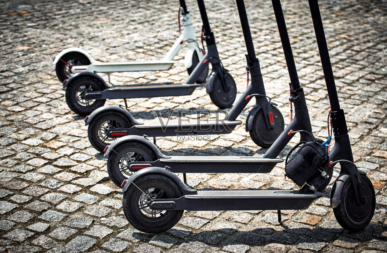 电动踏板车是城市中每天使用的经济型交通工具。照片摄影图片