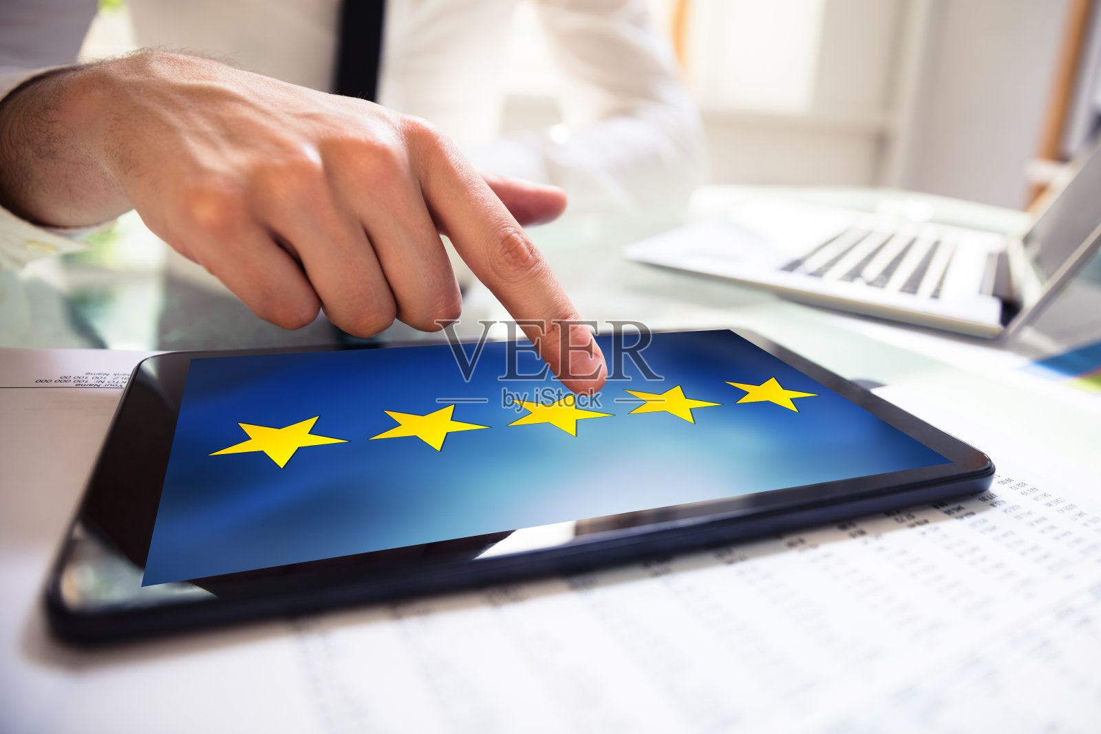 商人分析数字平板电脑发票照片摄影图片