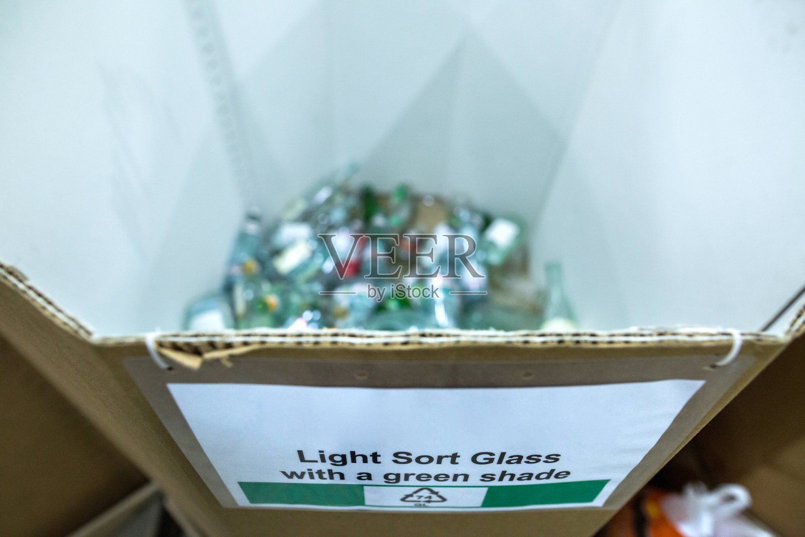 分类回收。用一个绿色的遮光玻璃瓶子清理,放置在一个有适当标记的容器中。照片摄影图片