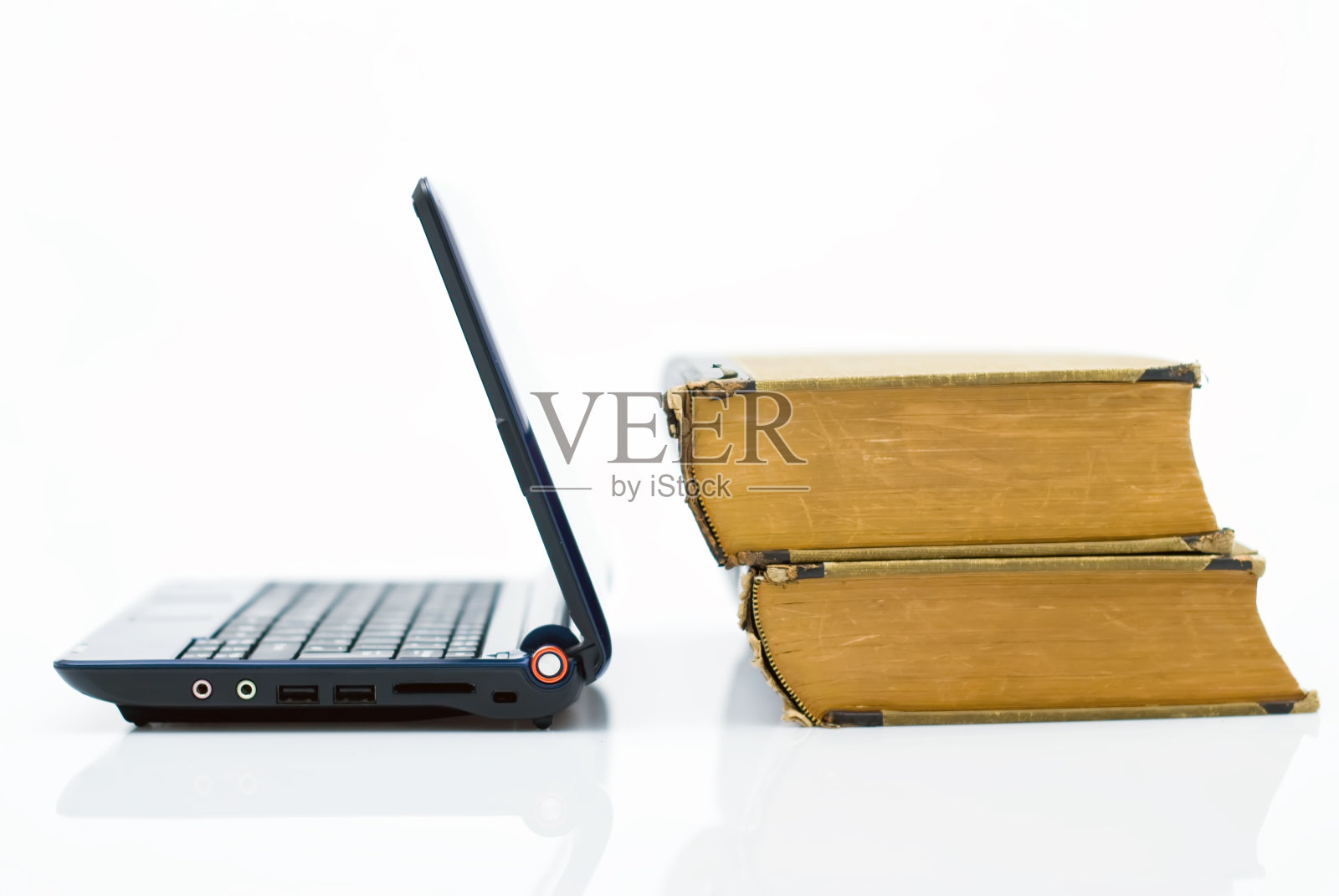 书和笔记本电脑。照片摄影图片