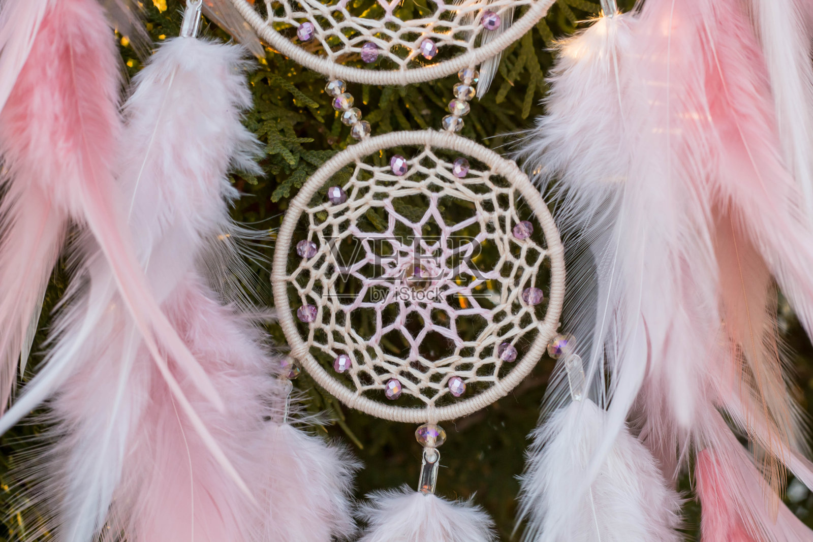 手工捕梦网,用羽毛、线和珠子绳挂照片摄影图片