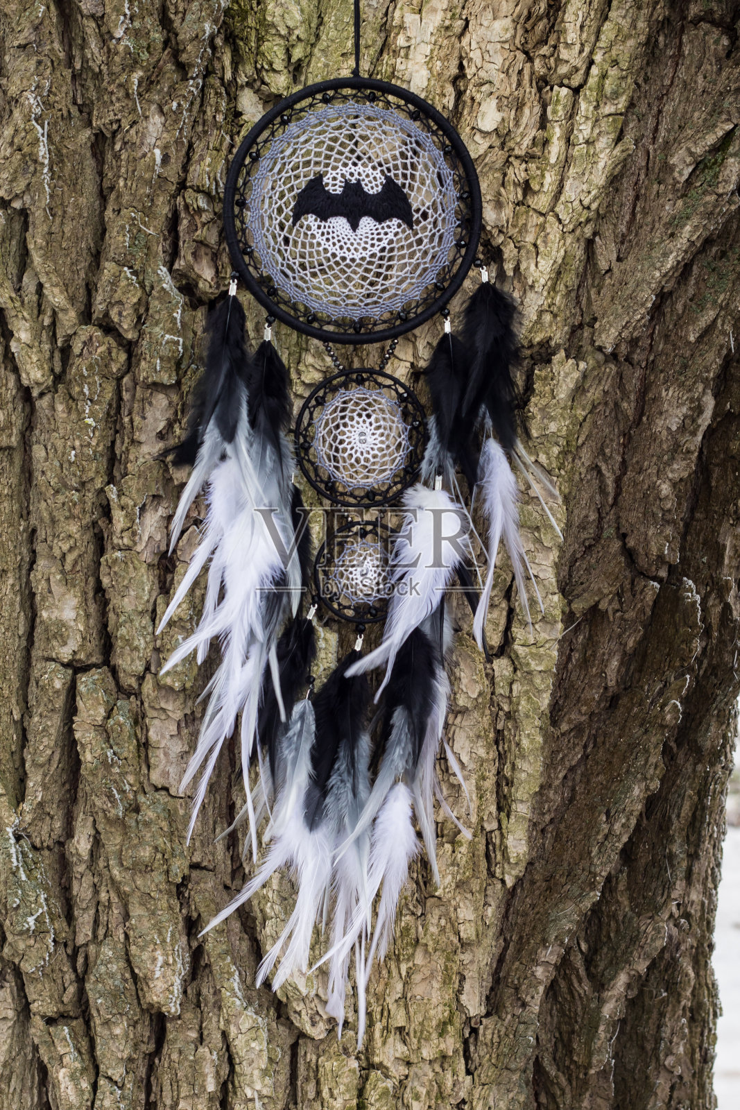 手工捕梦网,用羽毛、线和珠子绳挂照片摄影图片