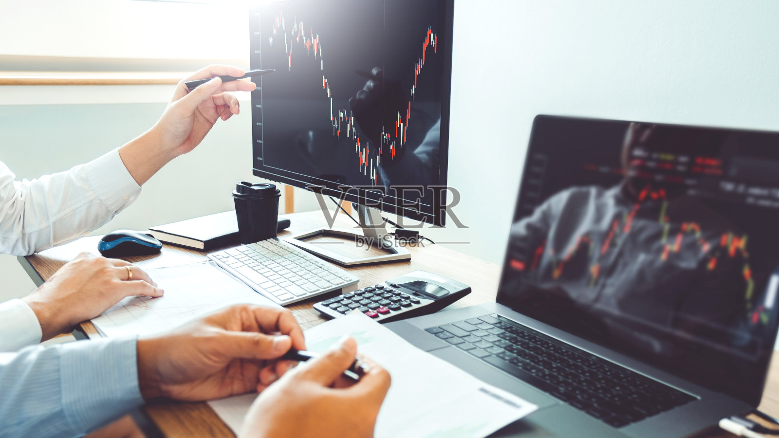 商业团队投资企业家交易讨论和分析金融市场图形,股票市场交易,股票图表的概念照片摄影图片