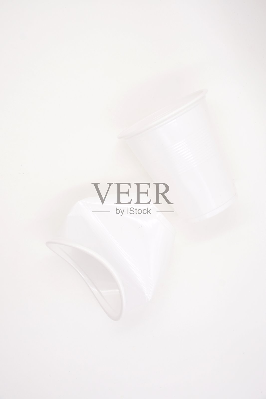 白色塑料杯用于冷饮照片摄影图片