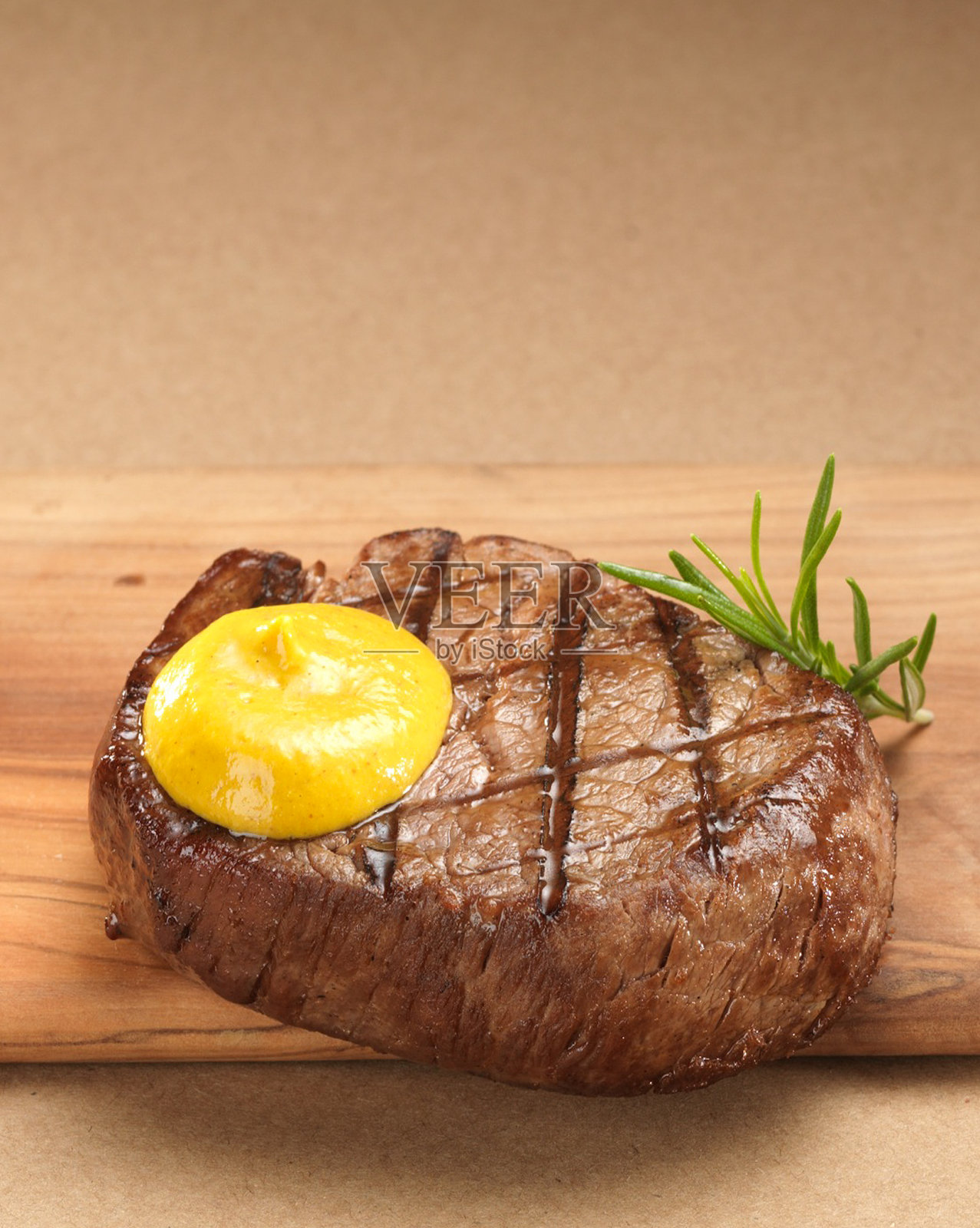 肉丸配酱汁在木头上。照片摄影图片