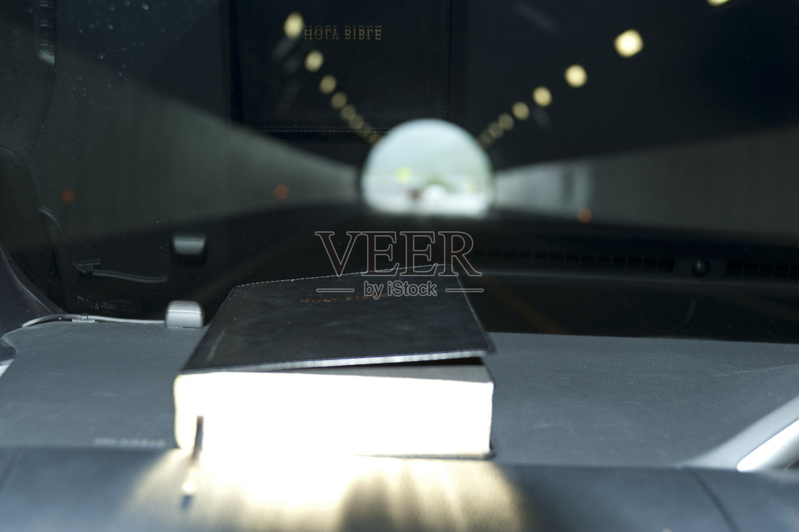 车内的圣经。隧道模糊背景照片摄影图片