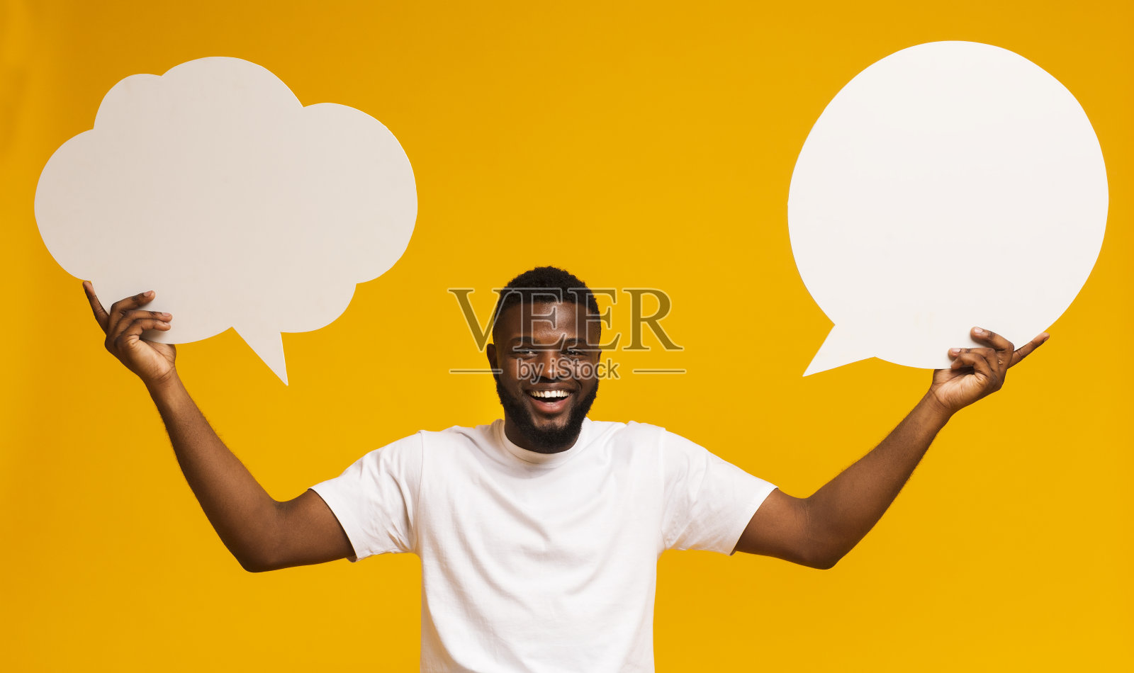 年轻人有复杂的选择拿着两个演讲泡泡照片摄影图片