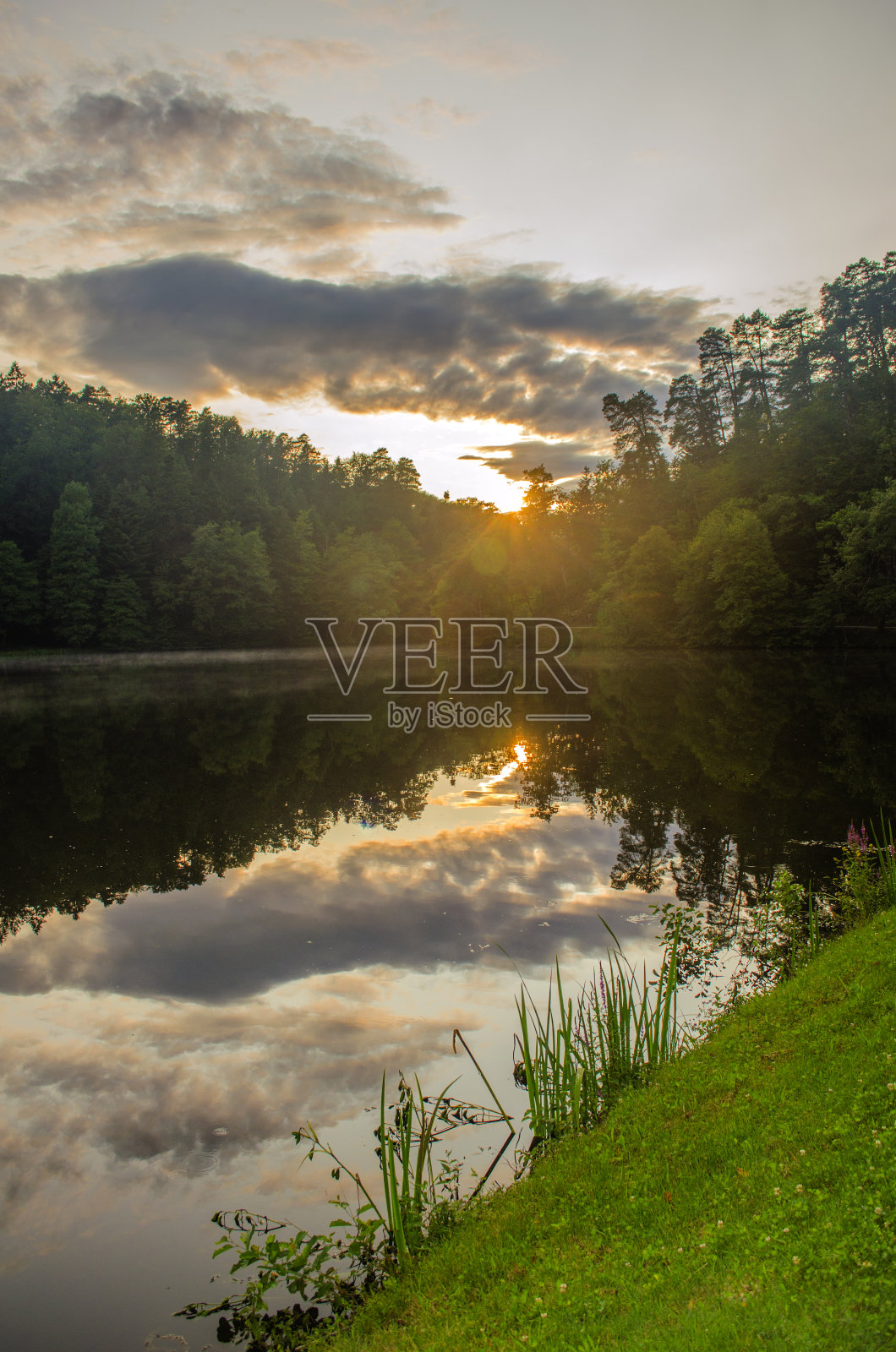 湖上的日落。特拉科斯坎城堡湖,克罗地亚照片摄影图片