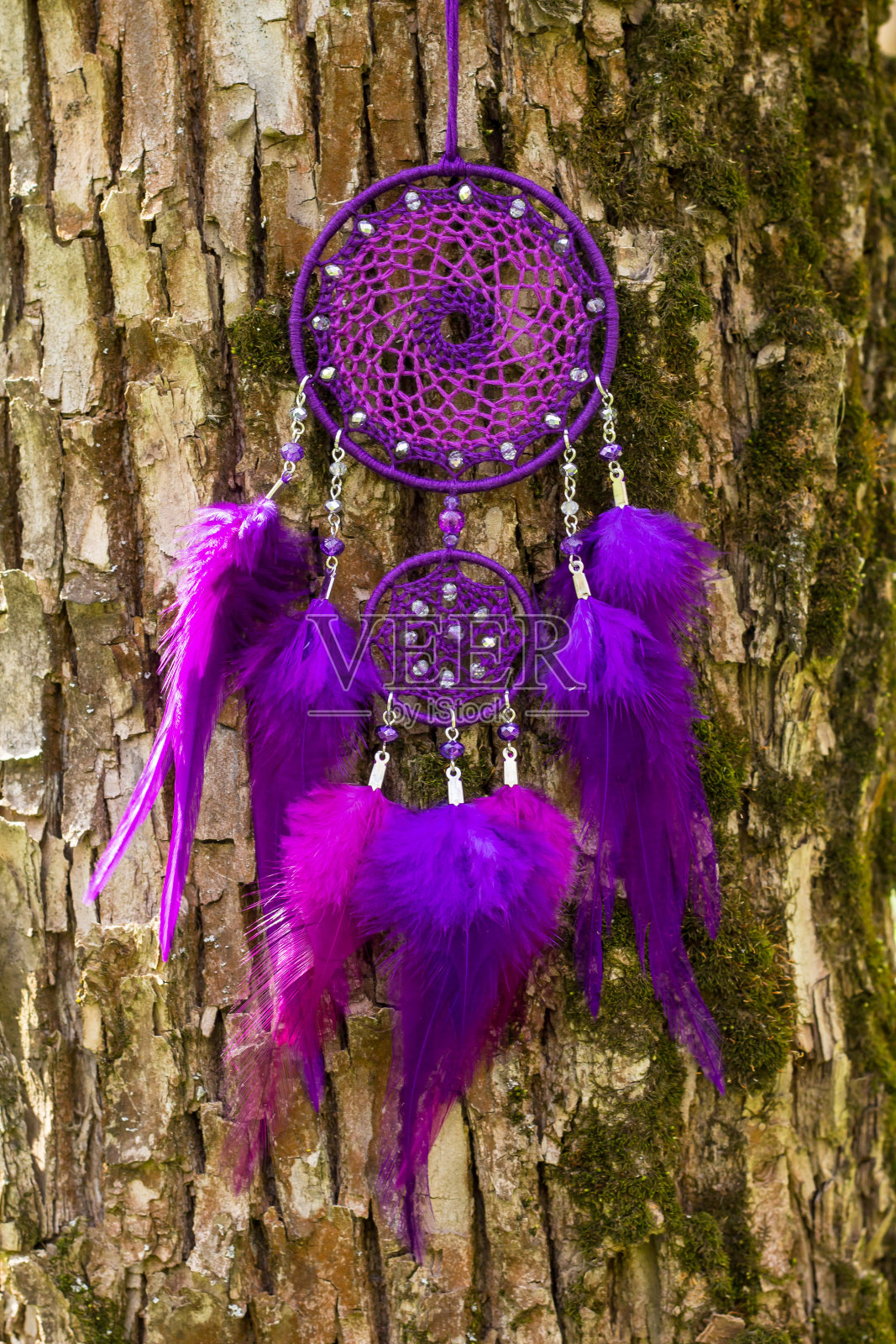 手工捕梦网,用羽毛、线和珠子绳挂照片摄影图片