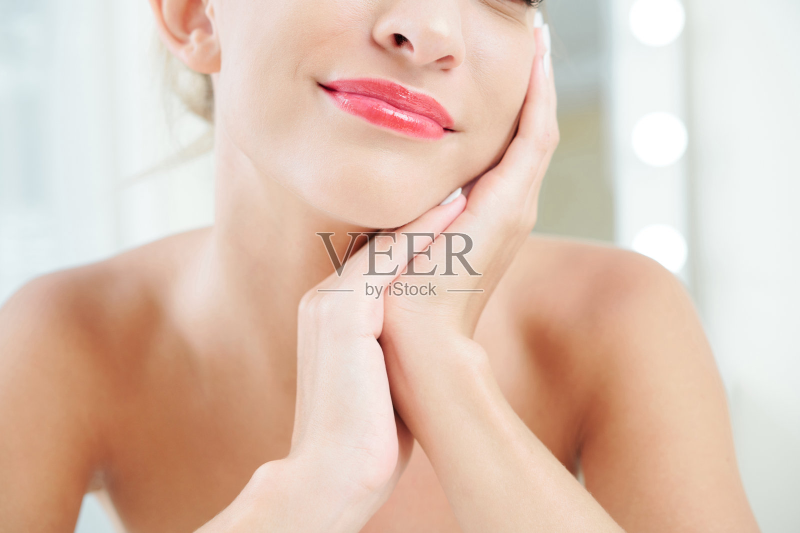 带着粉色唇彩微笑的女人照片摄影图片