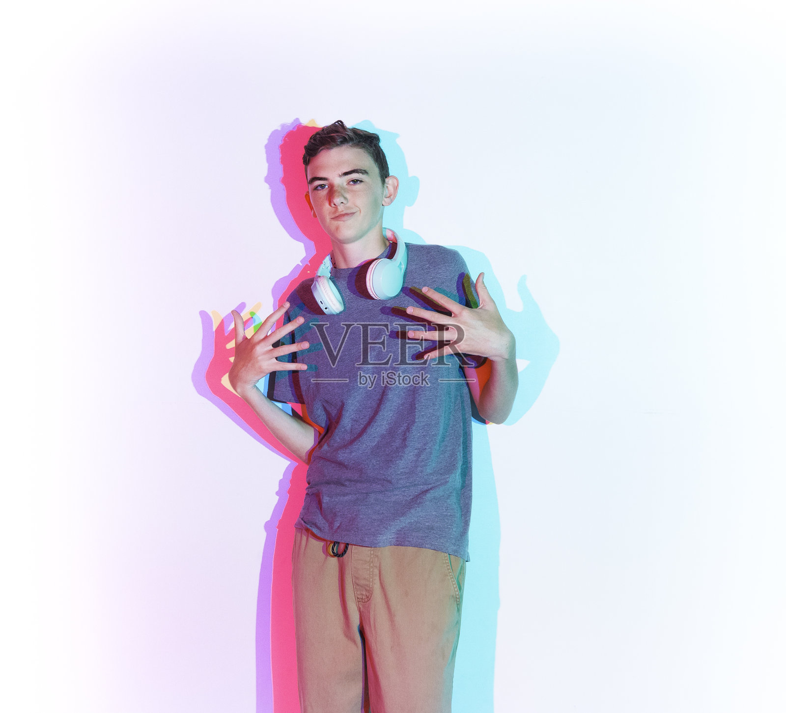 一个13岁的少年站在身后,身后有五颜六色的影子照片摄影图片