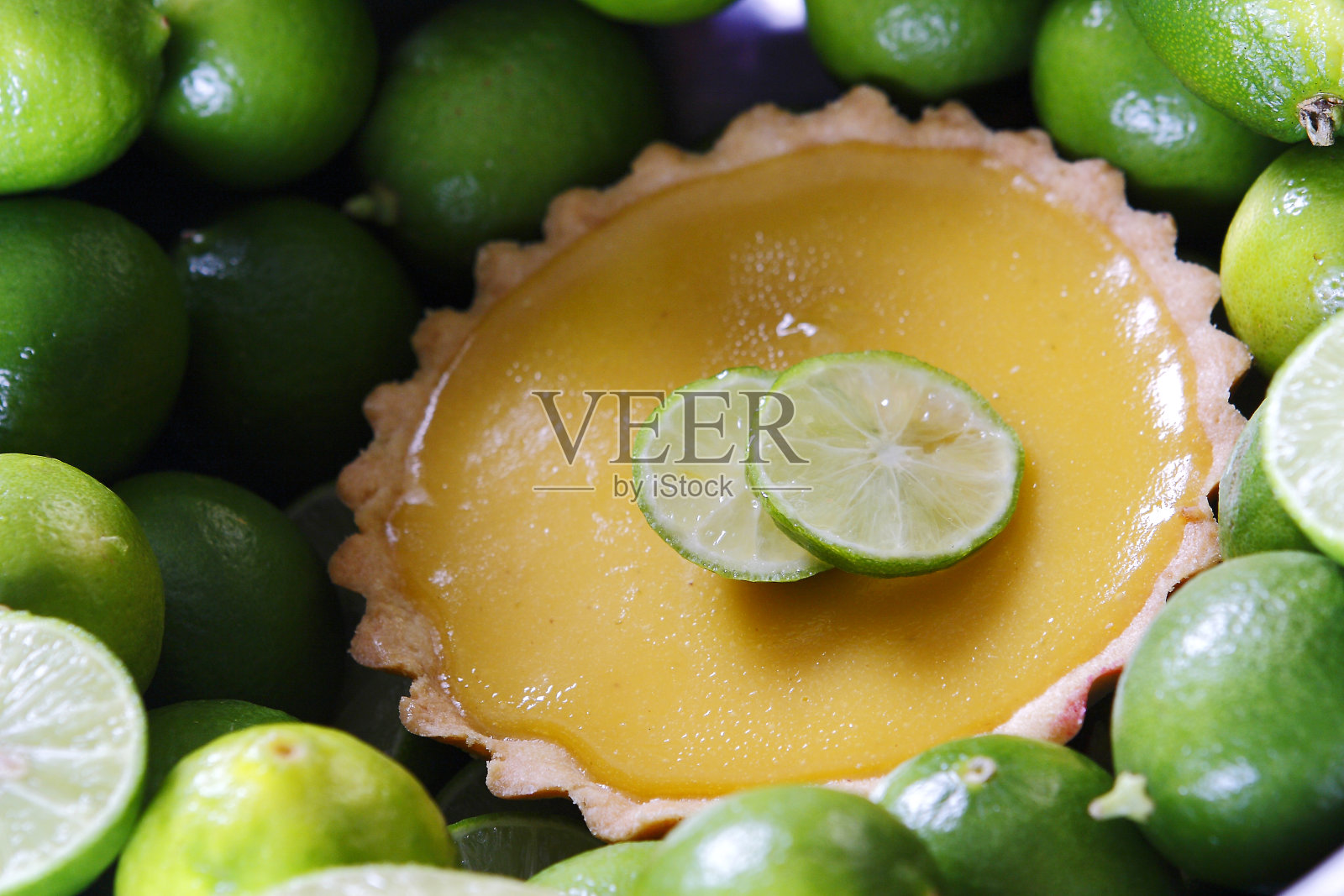 柠檬派配酥皮和黑莓。照片摄影图片