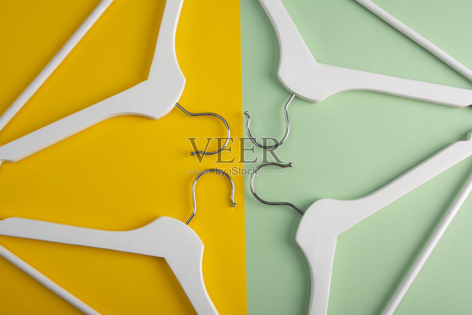 木制的白色衣架/衣架上的多色背景。平的。概念视图。照片摄影图片