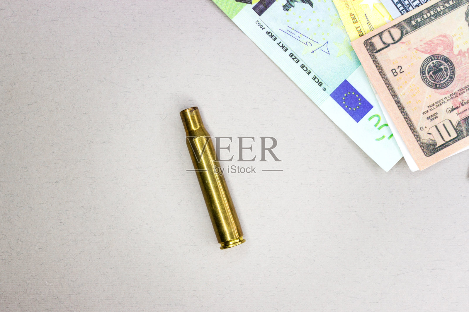 9毫米炮弹上的100美元钞票的背景。从战争和冲突中赚钱的概念。照片摄影图片