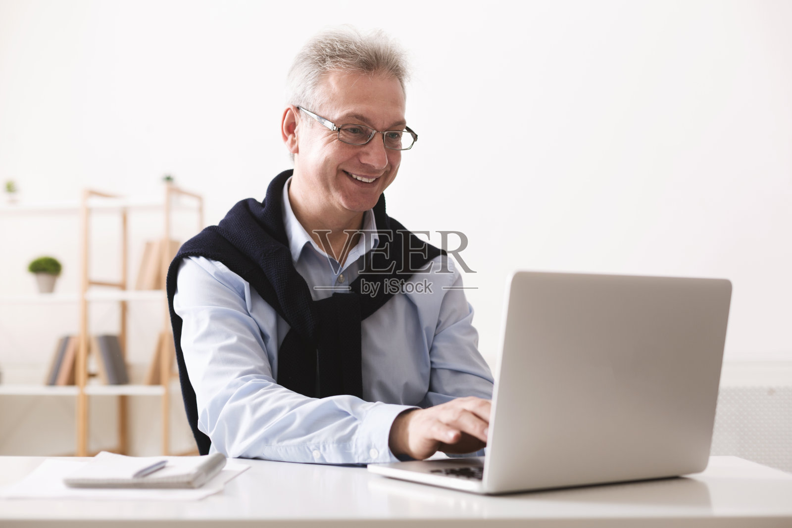 在家上网。在笔记本电脑上工作的成熟企业家照片摄影图片