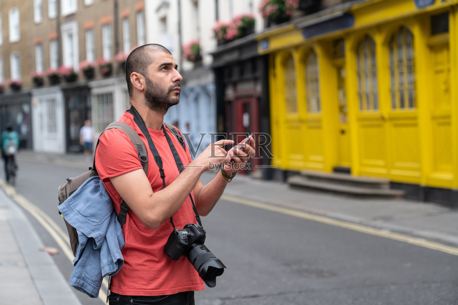 成年旅行者在伦敦街头用智能手机寻找方向照片摄影图片