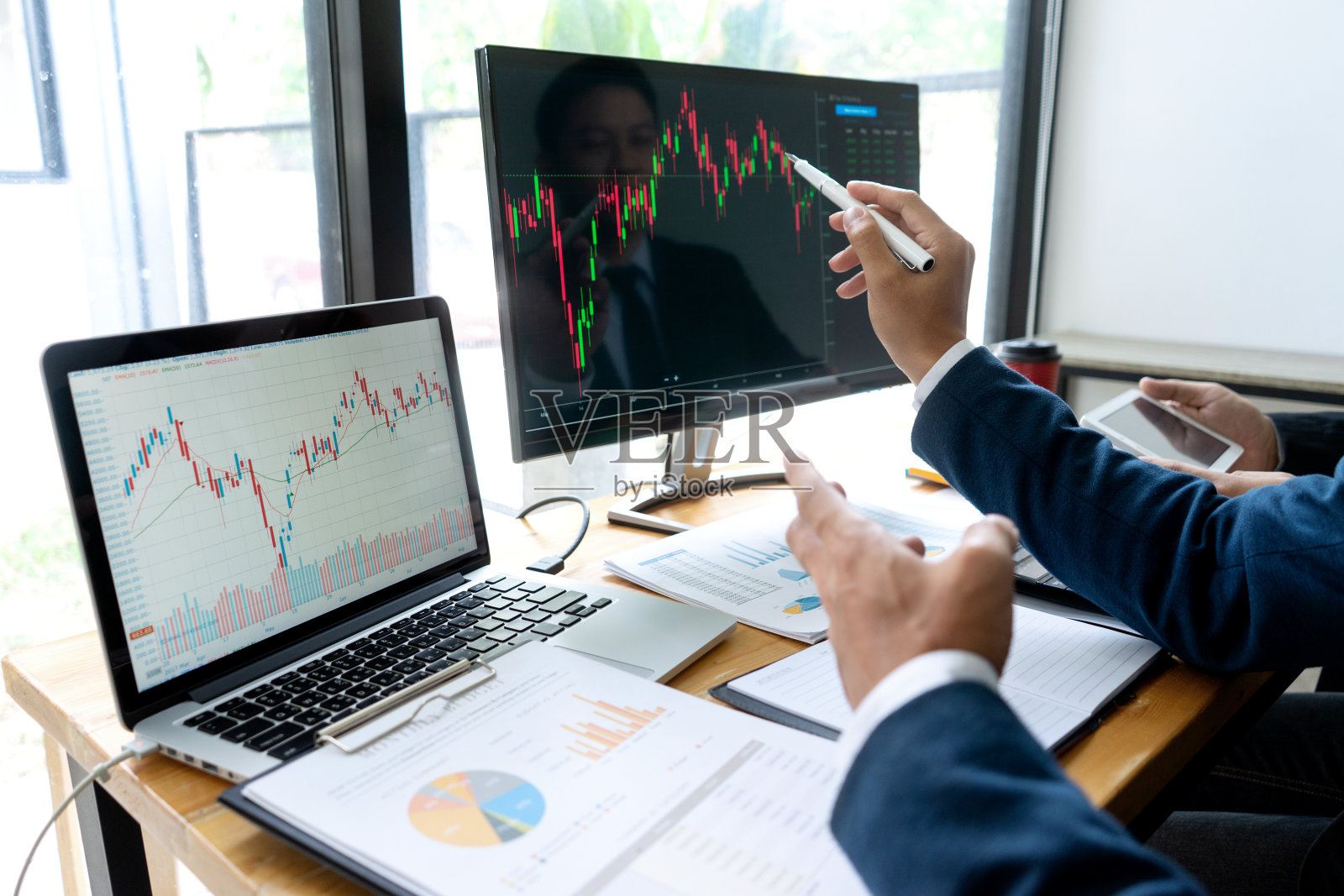 一个商人坐在桌子旁看着电脑照片摄影图片