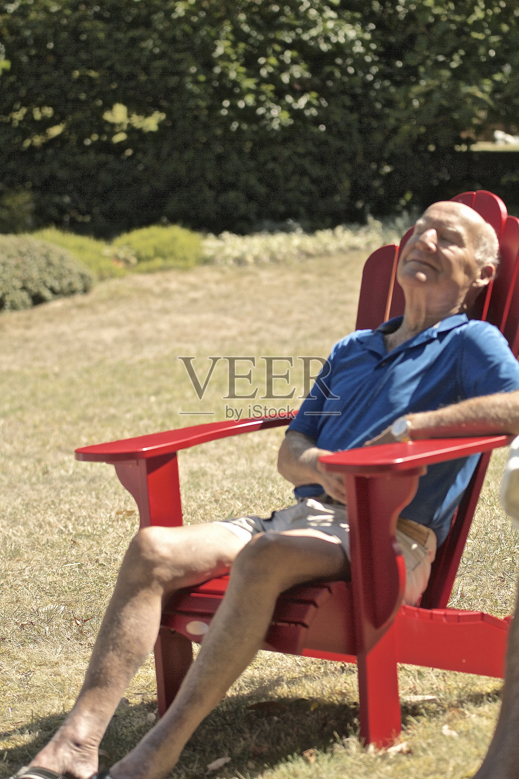 一位老人在躺椅上休息照片摄影图片