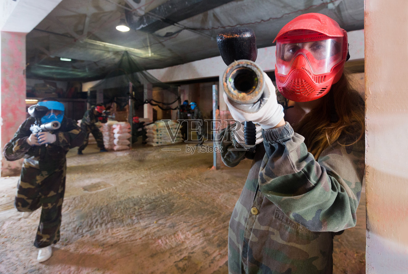 戴着红色面具的女孩的肖像照片摄影图片