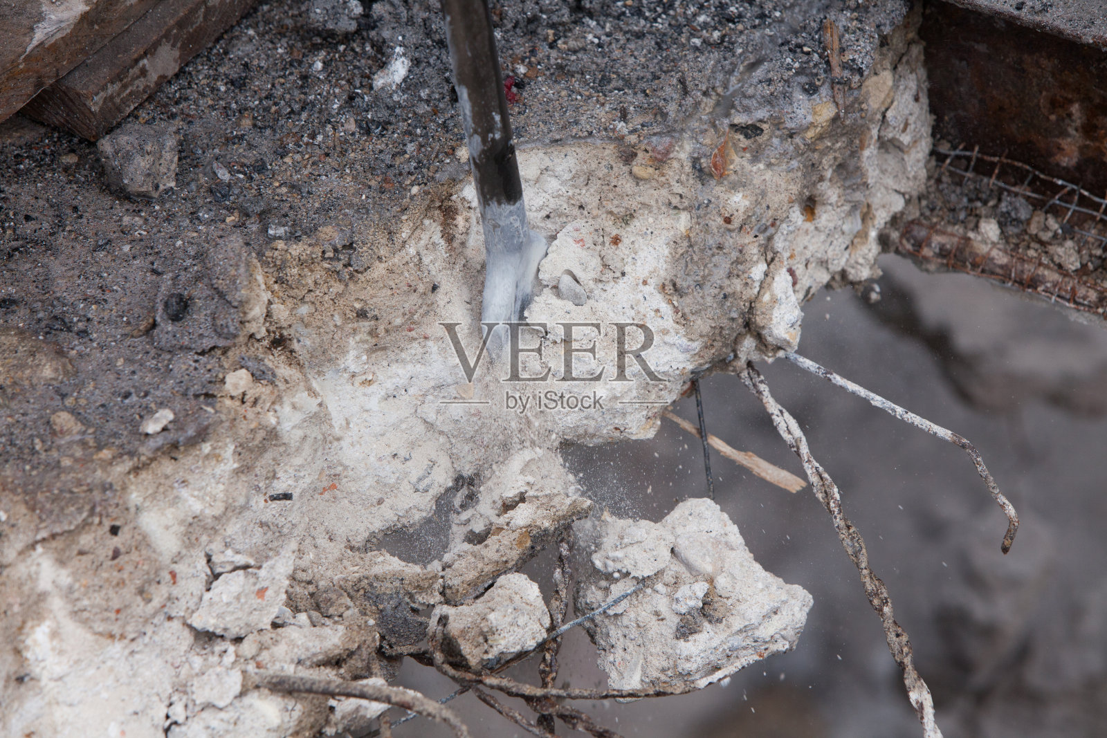 用冲击锤拆除天花板照片摄影图片