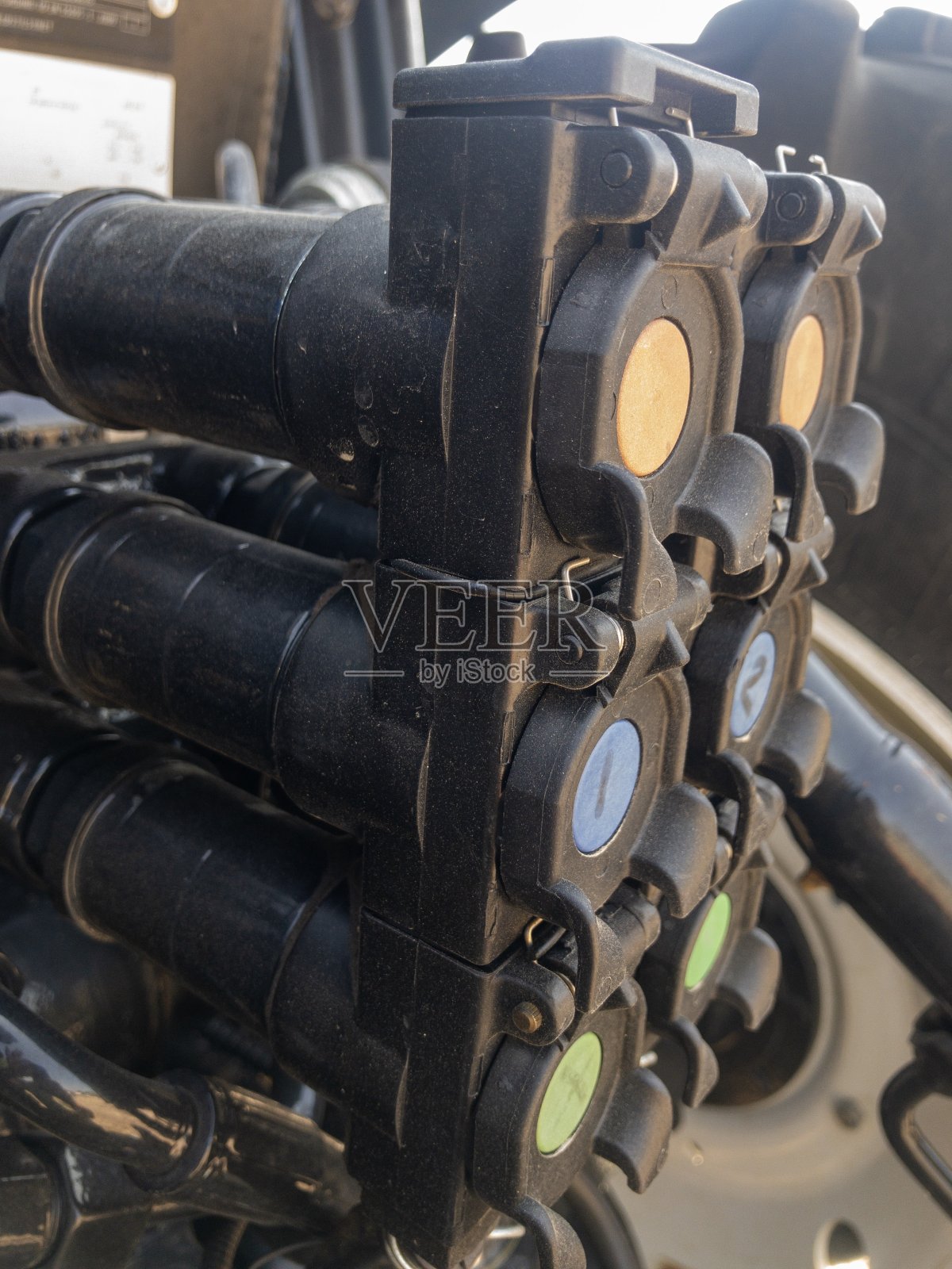 拖拉机发动机内的铁制液压管照片摄影图片