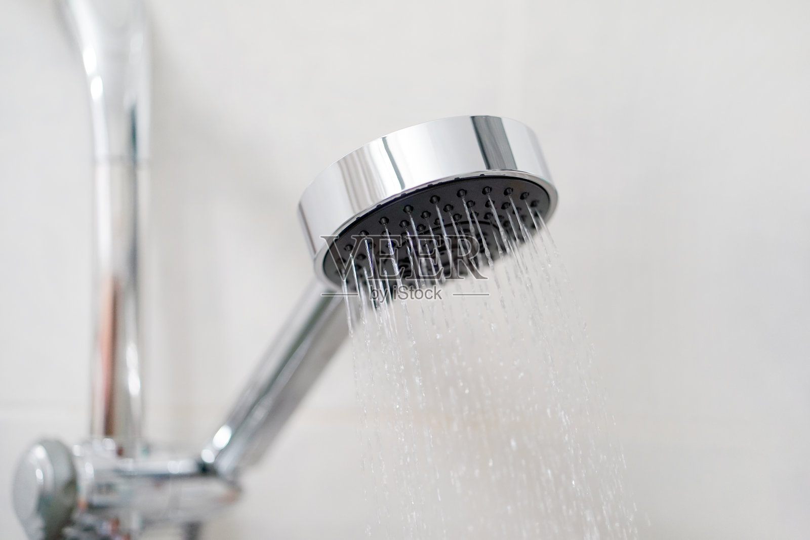 浴室淋浴喷头喷水,用于清洁身体的淡水照片摄影图片