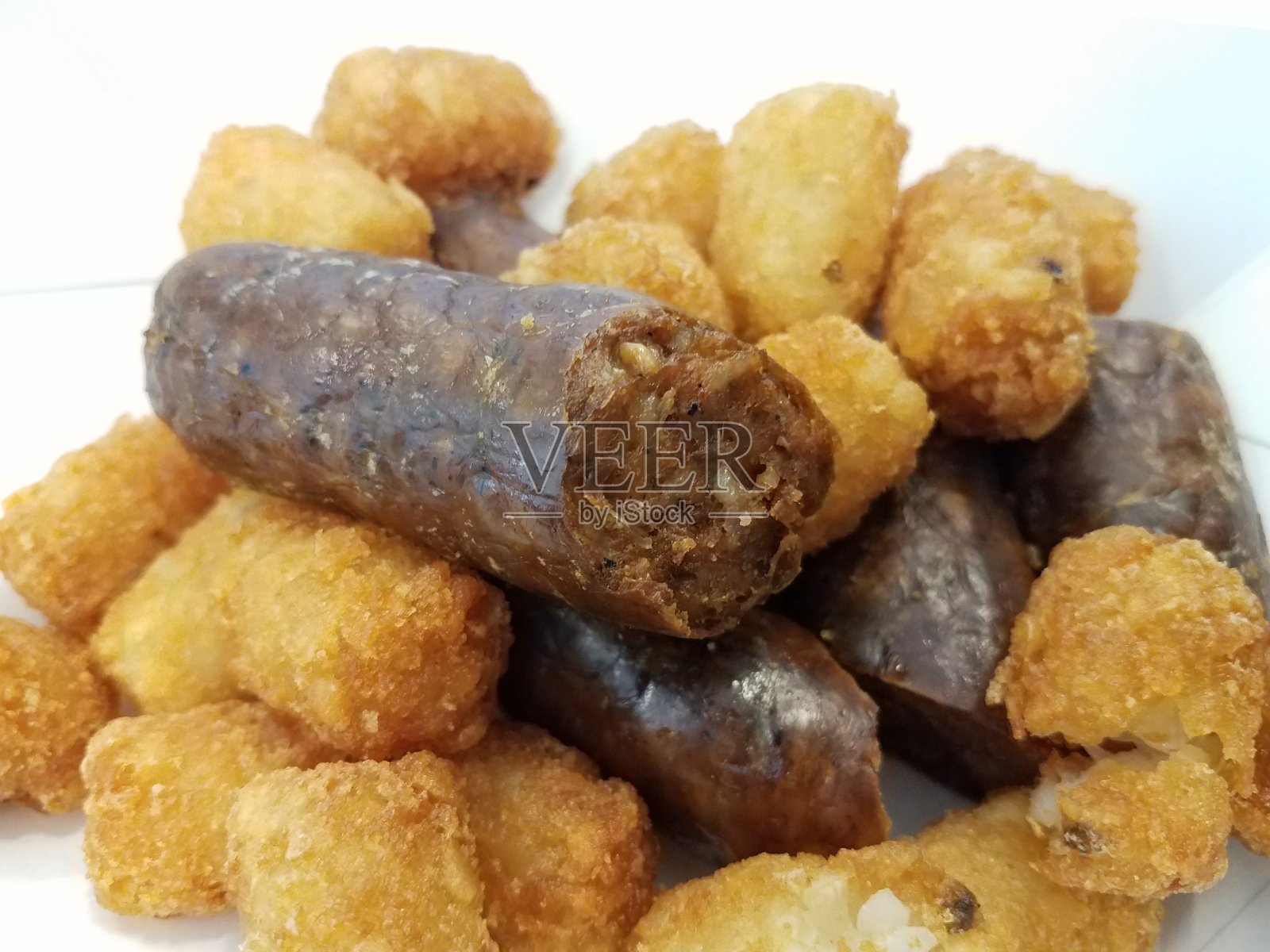 白色容器中的火鸡香肠和土豆泥照片摄影图片