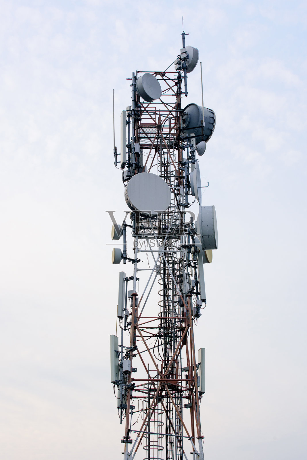 蓝天映衬着电信塔照片摄影图片