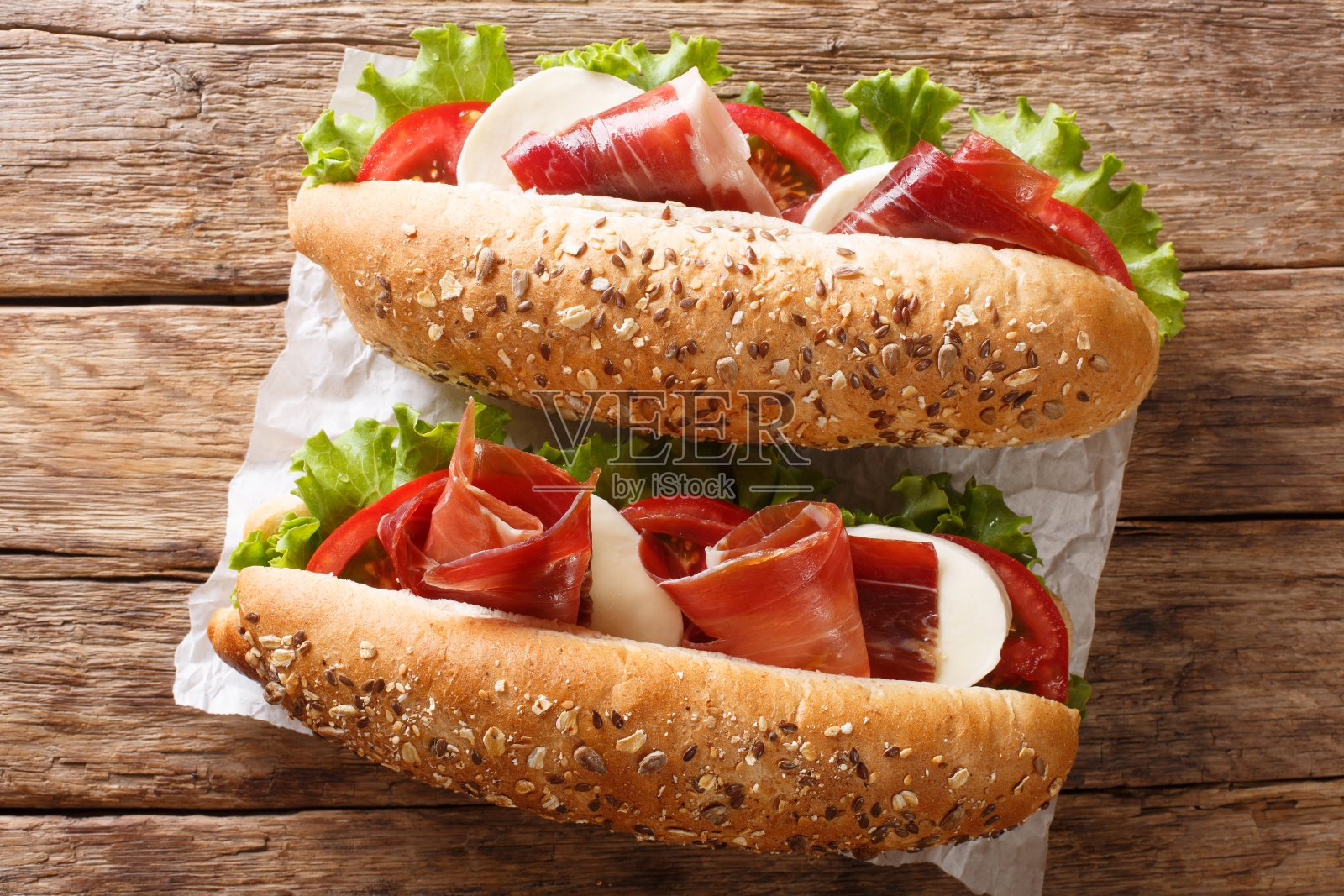 地中海三明治与火腿,马苏里拉奶酪,西红柿和叶莴苣特写。水平的俯视图照片摄影图片