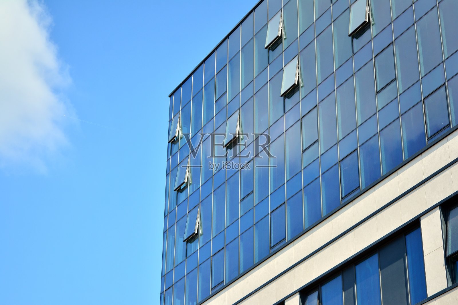 商务中心的新办公楼。照片摄影图片