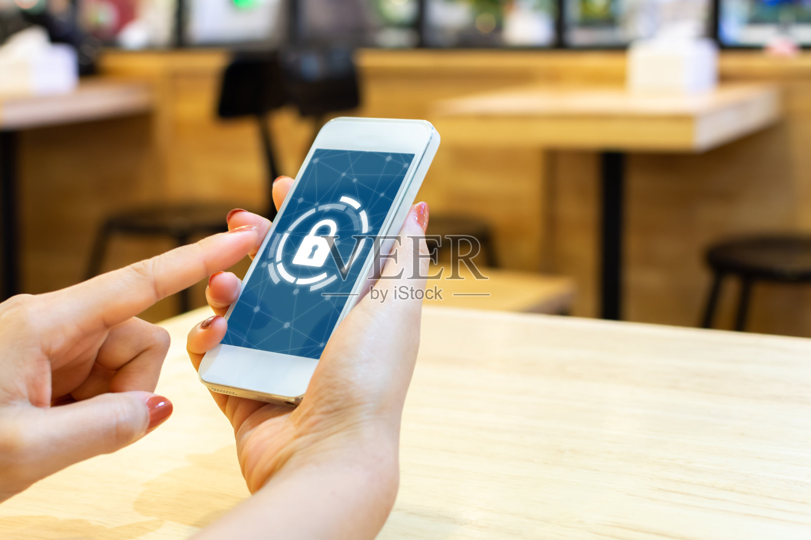 女性使用智能手机与图标图形网络安全连接设备和个人数据信息照片摄影图片